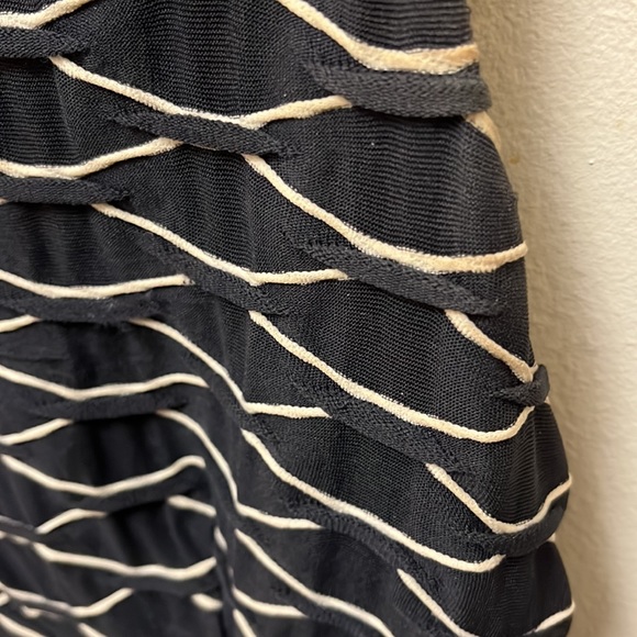 Scales pattern dress in navy - Picture 3 of 6